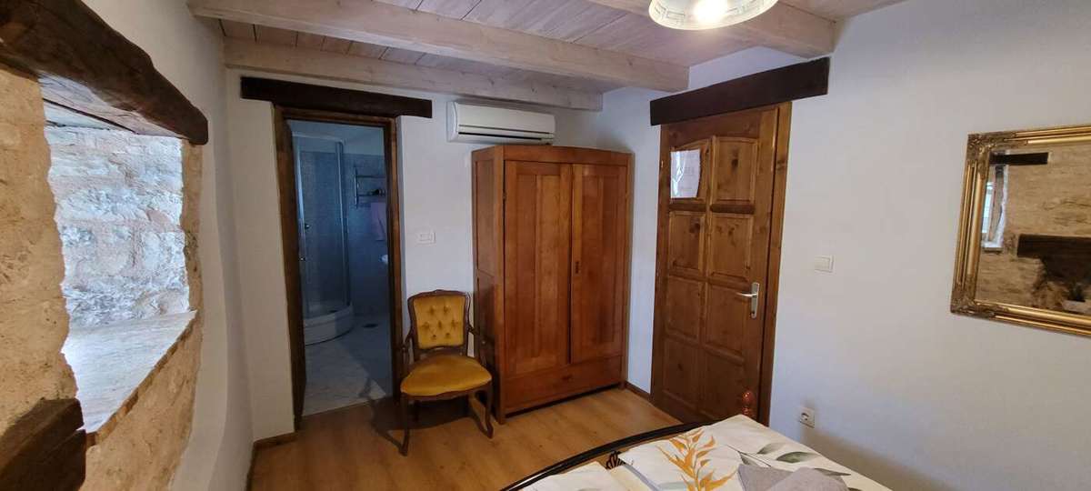 Tenuta con due case in pietra e piscina